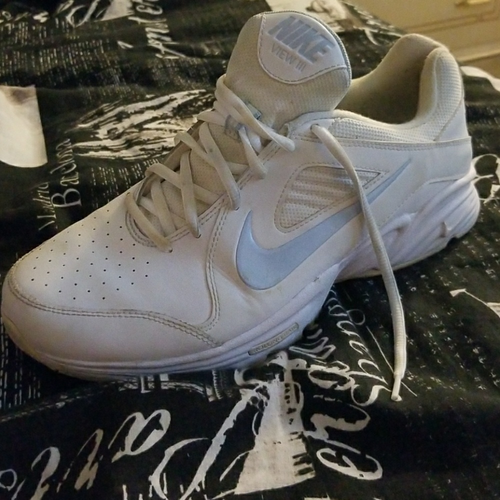 Tennis shoes